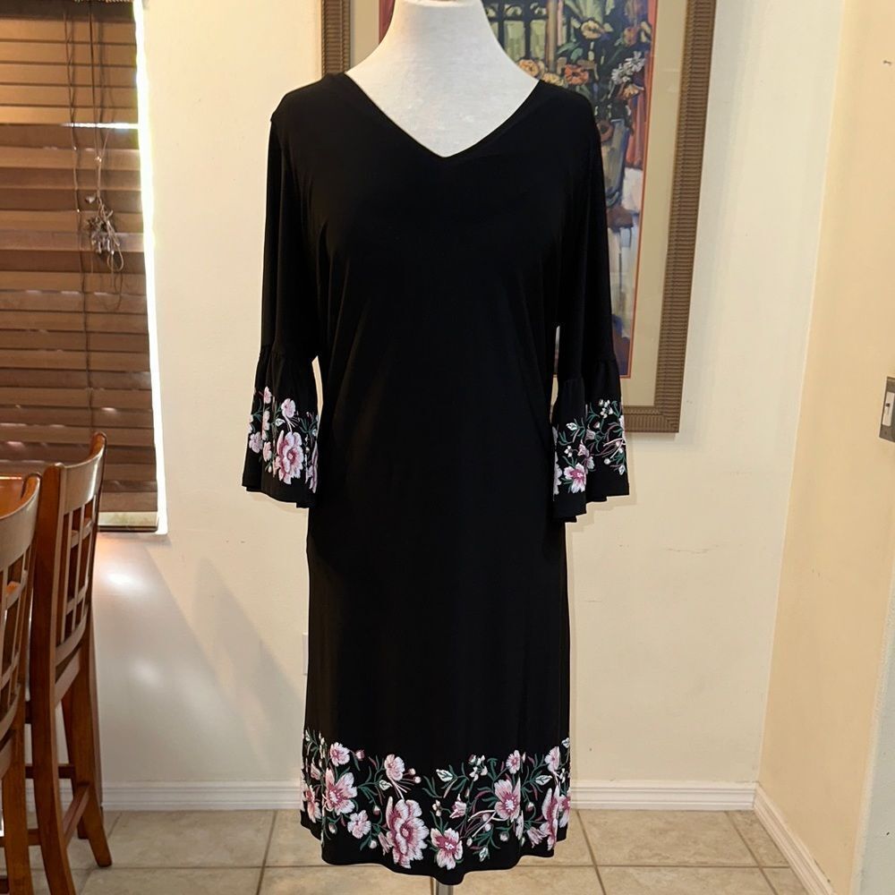 Roz & Ali  Black Floral Shift Dress w/ Ruffled Sleeves  Size 1X - Picture 8 of 12